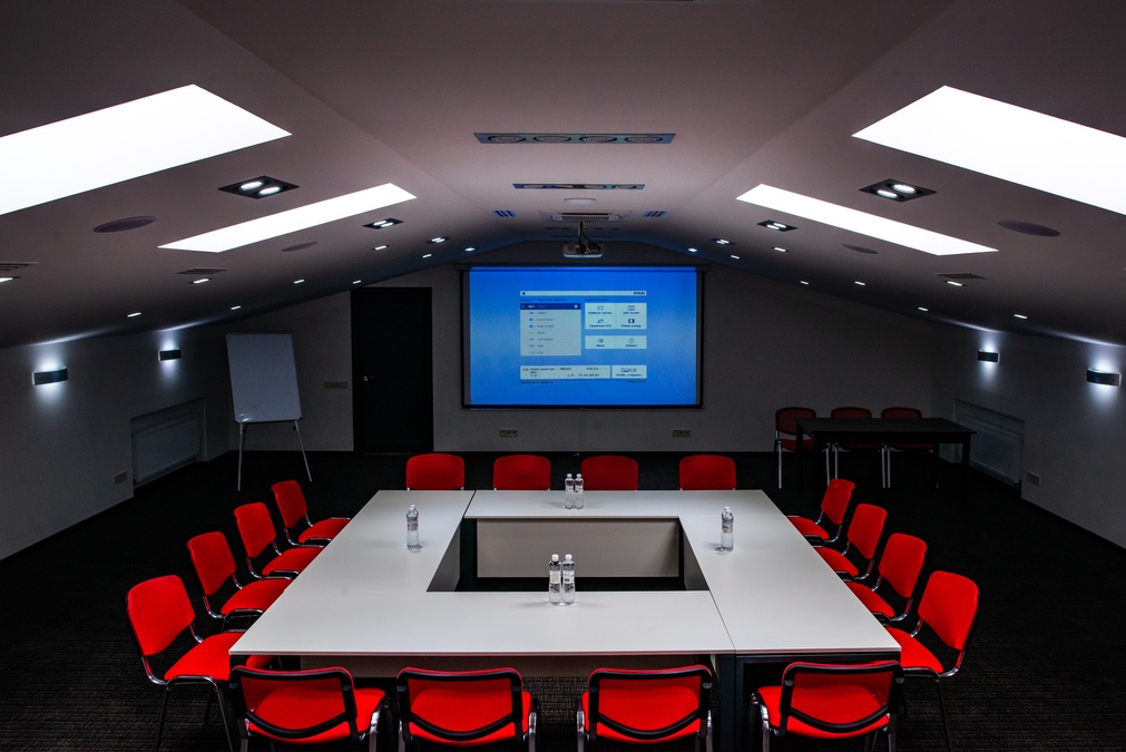 Современный конференц-зал от KIDEV