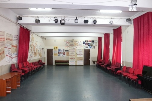 Обзор Оборудованный зал с мини-сценой